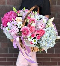 Цветочная композиция из Розы, Хризантемы, Пионы и Лизиантусы в корзине в Усмани