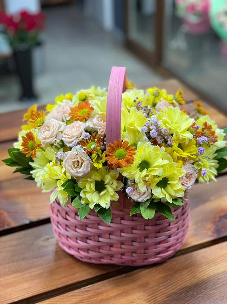 Цветочная композиция из Хризантемы и Розы в корзине в Усмани