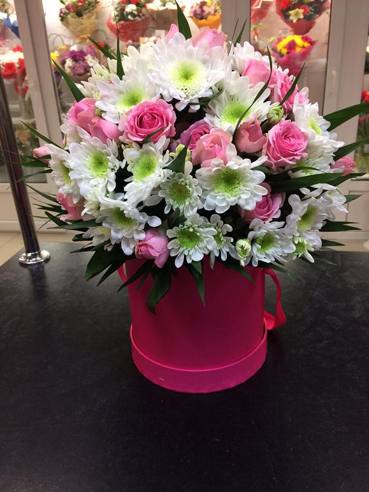 Цветочная композиция из Розы и Хризантемы в шляпной коробке в Усмани