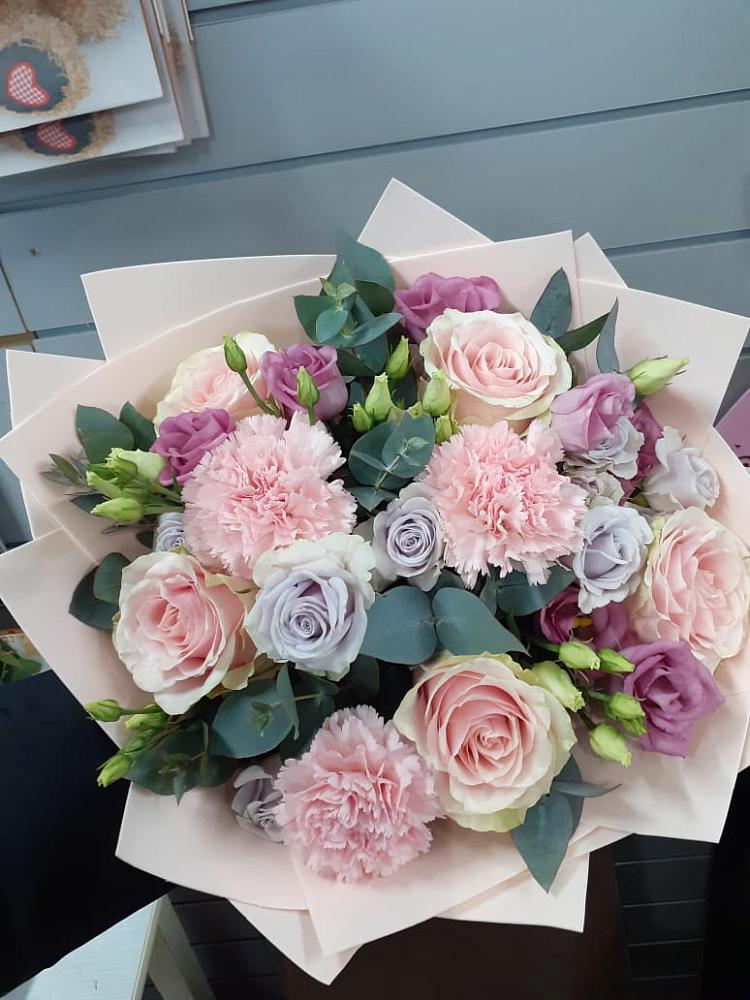 Букет цветов из: Розы, Гвоздики и Лизиантусы в Усмани